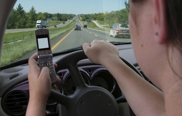 sms driving mobile 600x382 Arriva lapp per bloccare gli sms mentre si guida